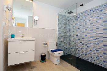 Modernes Duschbad