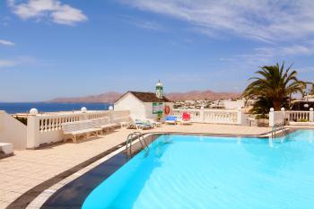 Pool, Sonnenterrasse und Meerblick