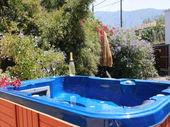 Ferienhaus mit Jacuzzi und Garten