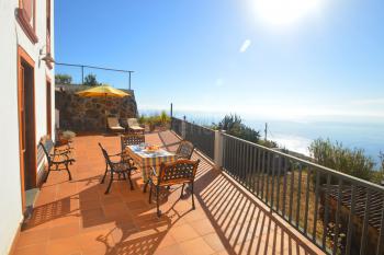 Möblierte Terrasse mit Meerblick