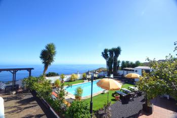 Relaxen am Pool und Meerblick genießen