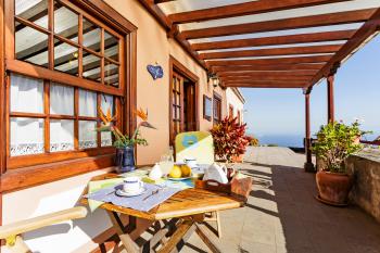 Überdachte Terrasse mit Meerblick