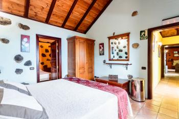 Schlafzimmer mit Zugang zum weiteren