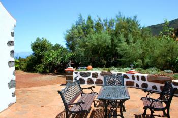 Terrasse mit Blick in den Garten