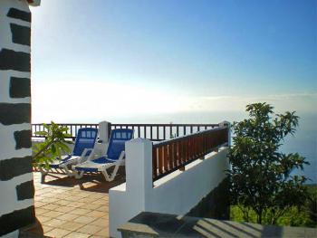 Möblierte Terrasse mit Meerblick