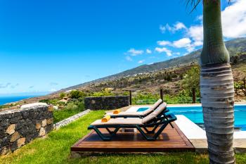 Relaxen am Pool und den Meerblick genießen