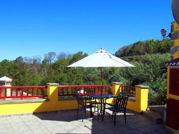 Sonnige Terrasse mit Meerblick