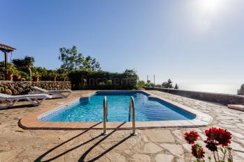 Relaxen am Pool und Meerblick genießen