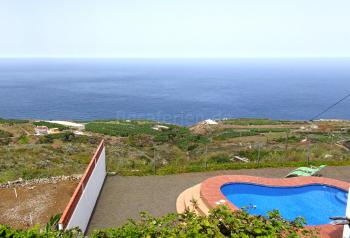 Pool und Meerblick