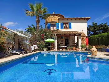 Ferienhaus mit Pool und Garten
