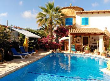 Strandnahes Ferienhaus mit Pool 