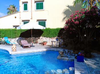 Poolterrasse mit Sonnenliegen