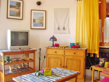 Wohnzimmer mit SAT-TV