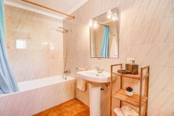 Badezimmer mit Badewanne