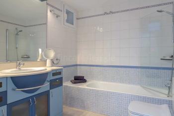 Bad mit Badewanne