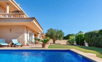 Privater Pool der Villa mit Sonnenliegen