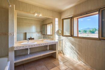 Bad mit Badewanne 