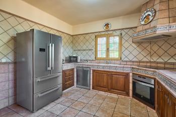 Küche mit XXL-Kühlschrank