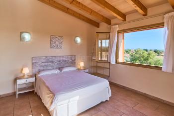 Schlafzimmer mit Doppelbett