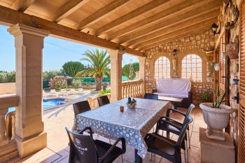 Überdachte Terrasse mit Poolblick
