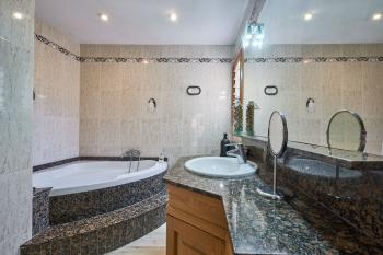 eparates Bad mit Eckbadewanne mit Hydromassage