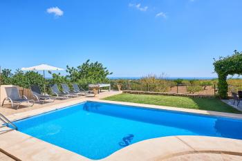 Pool mit Sonnenterrasse