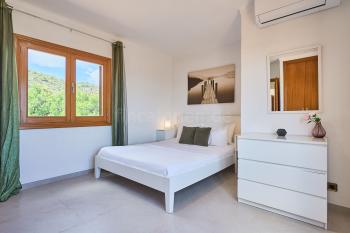 Schlafzimmer mit Doppelbett und Dachterrasse
