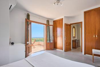 Schlafzimmer mit Doppelbett und Dachterrasse