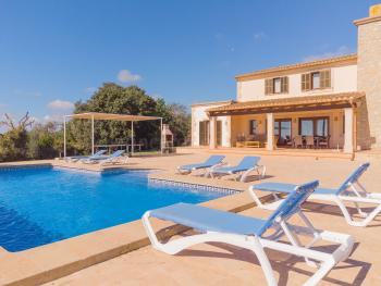 Privater Pool mit Sonnenliegen