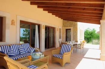 Große überdachte Terrasse