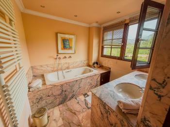 Badezimmer mit Badewanne