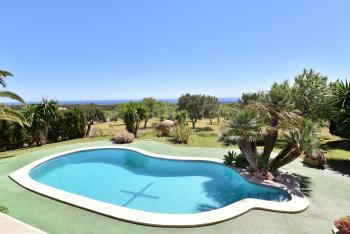 Finca mit Pool und Sonnenliegen