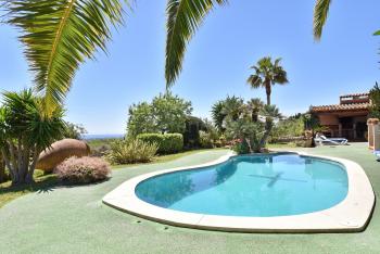 Finca mit Pool und Sonnenliegen