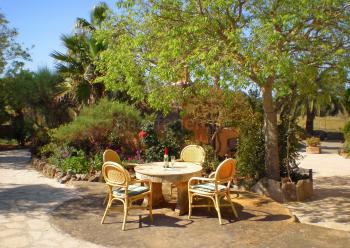 Garten mit Terrassenflächen