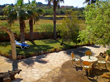 Großer Garten mit Schatten- und Sonnenplätzen