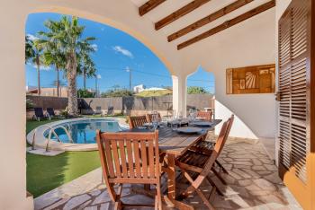 Überdachte Terrasse mit Blick zum Pool