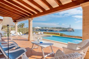 Ferienhaus mit Pool am Meer