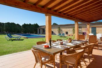 Überdachte Terrasse mit Blick zum Pool