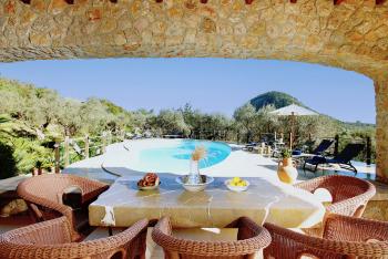 Überdachte Terrasse am Pool Überdachte Terrasse am Pool