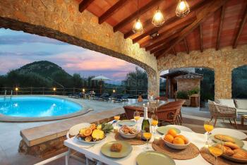 Überdachte Terrasse am Pool Überdachte Terrasse am Pool