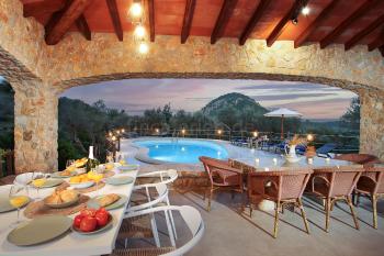 Überdachte Terrasse am Pool Überdachte Terrasse am Pool