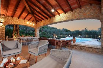 Überdachte Terrasse am Pool Überdachte Terrasse am Pool