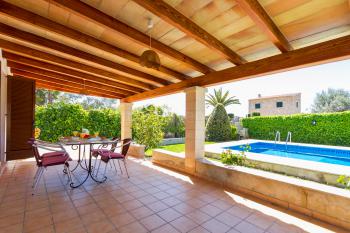 Relaxen im Schatten der Terrasse am Pool