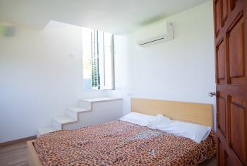 Schlafzimmer mit Ausgang zur Dachterrasse