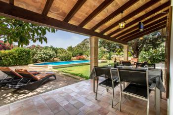 Überdachte Terrasse mit Blick zum Pool