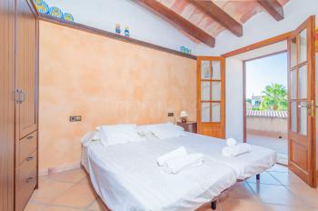 Schlafzimmer mit Klimaanlage und Balkon