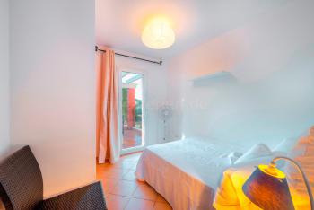 Schlafzimmer mit Balkonzugang