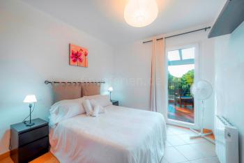 Schlafzimmer mit Balkonzugang