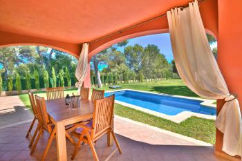 Relaxen im Schatten der Terrasse