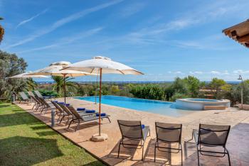 Relaxen am Pool und Meerblick genießen